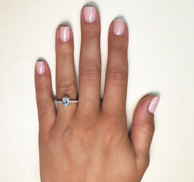 Setting for oval diamonds with side diamonds